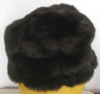 czapka ze sztucznego futerka w kolorze ciemnobrązowym