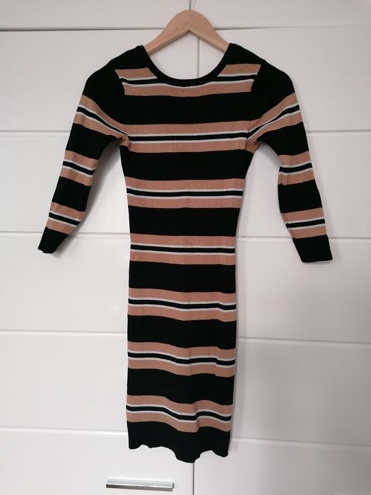 Sweterkowa sukienka w paski z dekoltem V r. M/L