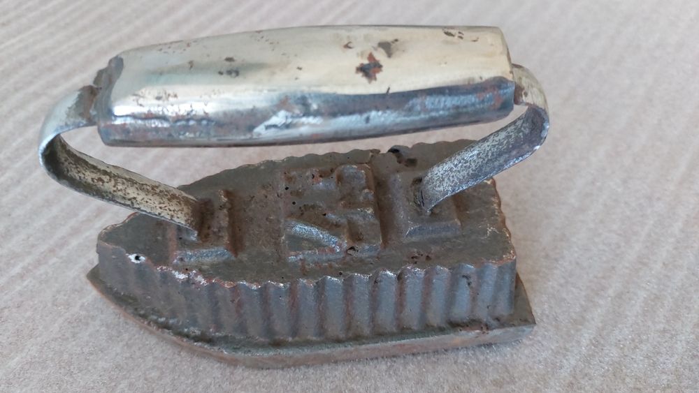 Чугунный утюг, праска "Красный литейщик" 4,5 кг.