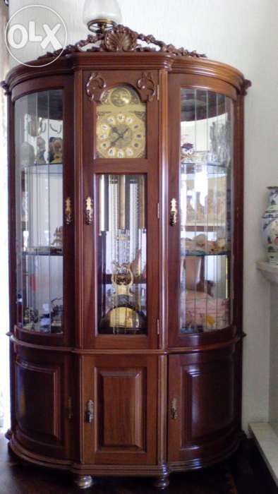 Movel vitrine antigo com relogio