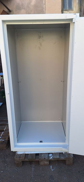 Сейф депозитарний другого класу.