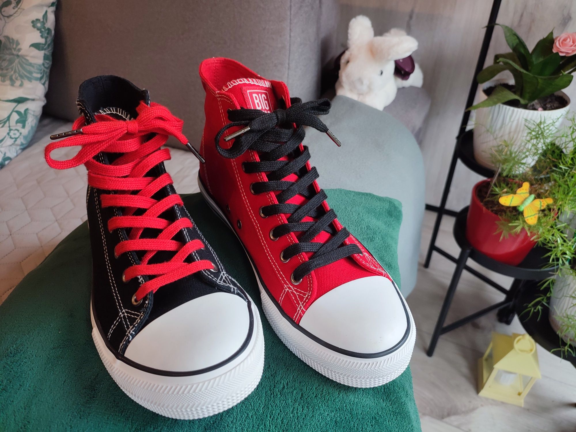 Trampki 44 czarne czerwone kolorowe