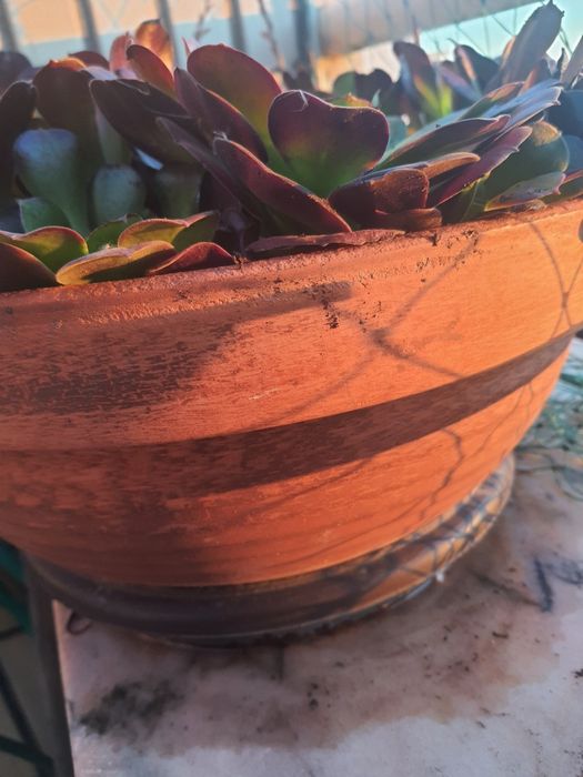 Vaso de barro grande e redondo