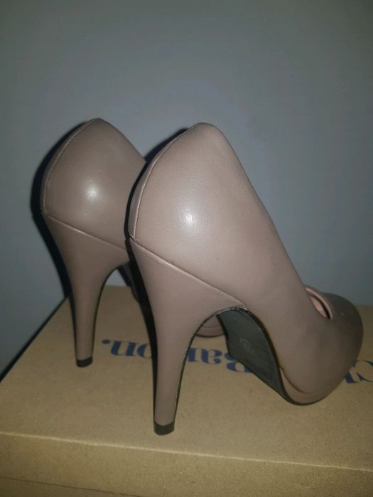 Brązowe szpilki na platformie