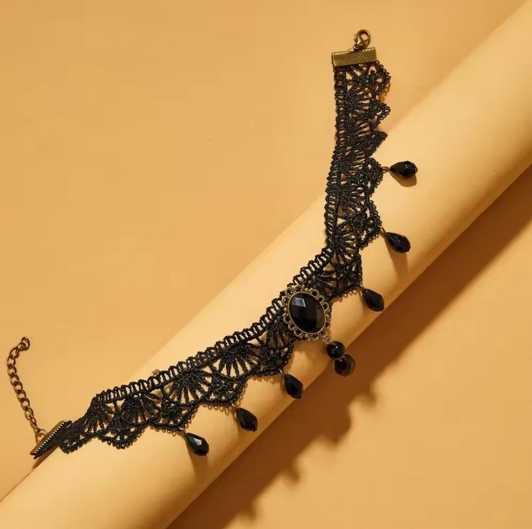Gotycki choker z pięknej koronki z kameą i kryształkami gothic, lolita
