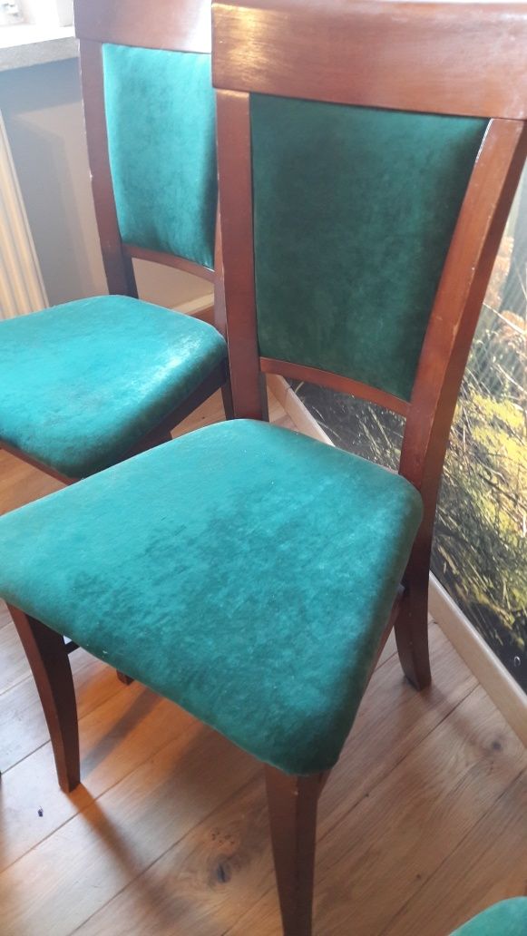 Drewniane krzesła marki Forte, butelkowa zieleń, plamoodporne