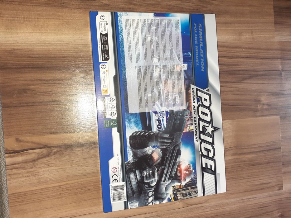 Zestaw policjanta pistolet karabin kajdanki