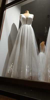 suknia ślubna z delikatnym brokatem wzrost pani mlodej 157 cm