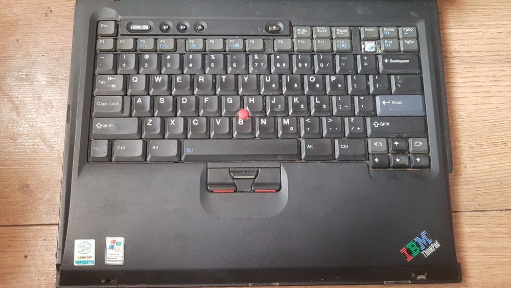 Laptop IBM ThinkPad R50e sprawny,uszczerbany plastik.