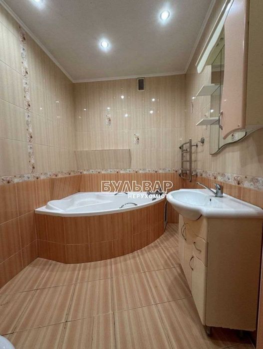 Продам 3 к.кв - 124м2, Центр, Залесская 5, Павловка, Клочковская
