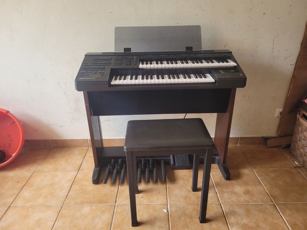 Órgão Yamaha com banco