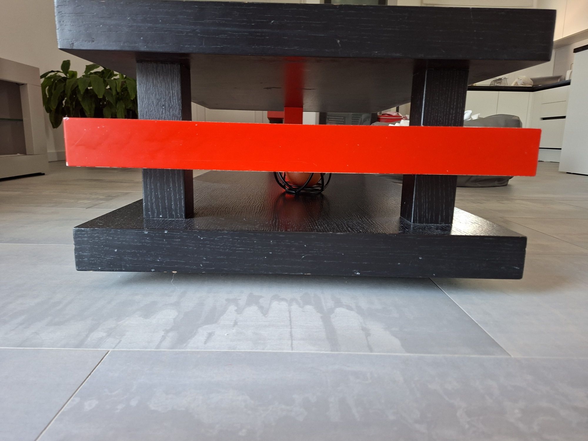 Mesa de centro wengue e vermelho