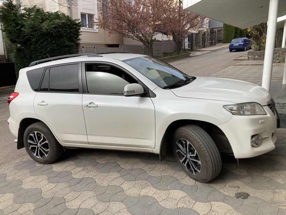 Продам автомобиль Toyota Rav4