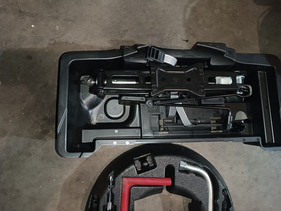 органайзер багажника домкрат ключі набор пластік Audi A4 B9 Ауді Б9