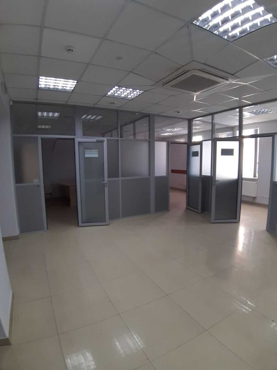 Оренда будівлі з прилеглою територією в центрі,  1100 м2 (БЕЗ КОМІСІЇ)