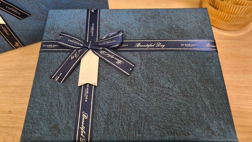 Подарочная коробка