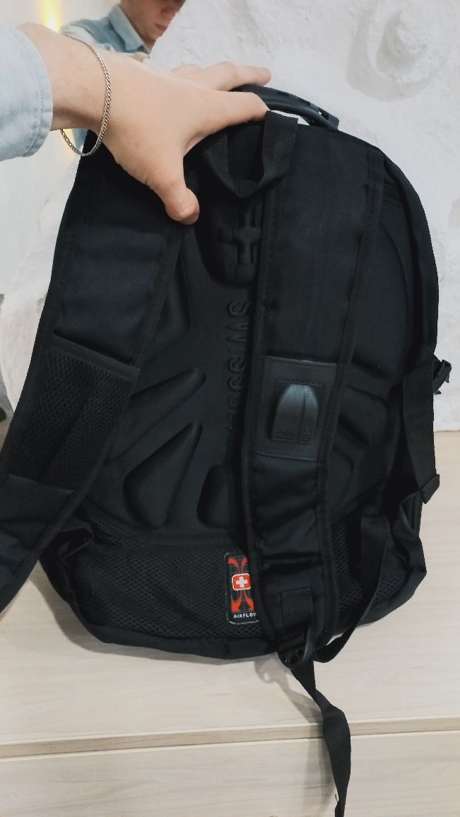 Швейцарський рюкзак SwissGear чорний (для ноутбука, з чохлом та USB)