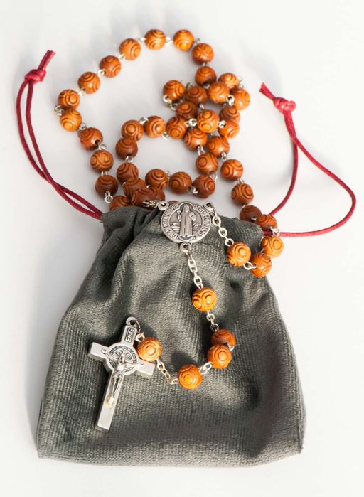 Różaniec drewniany św. Benedykt brązowy z etui sakiewka z tkaniny