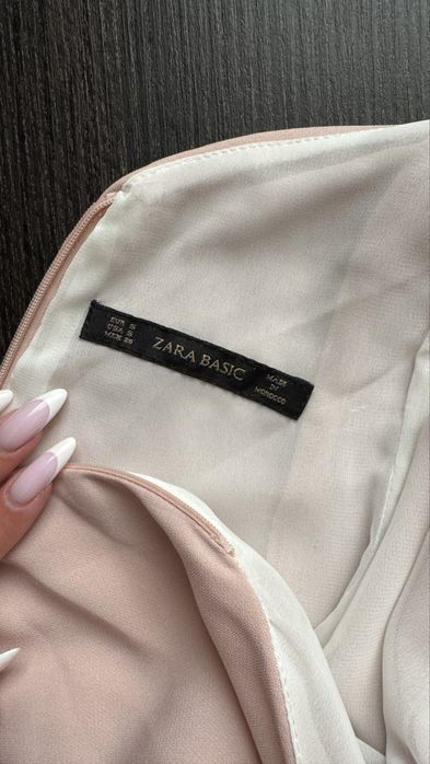 Жіночий рожевий комбінезон з відкритою спиною та зав’язкою на шиї