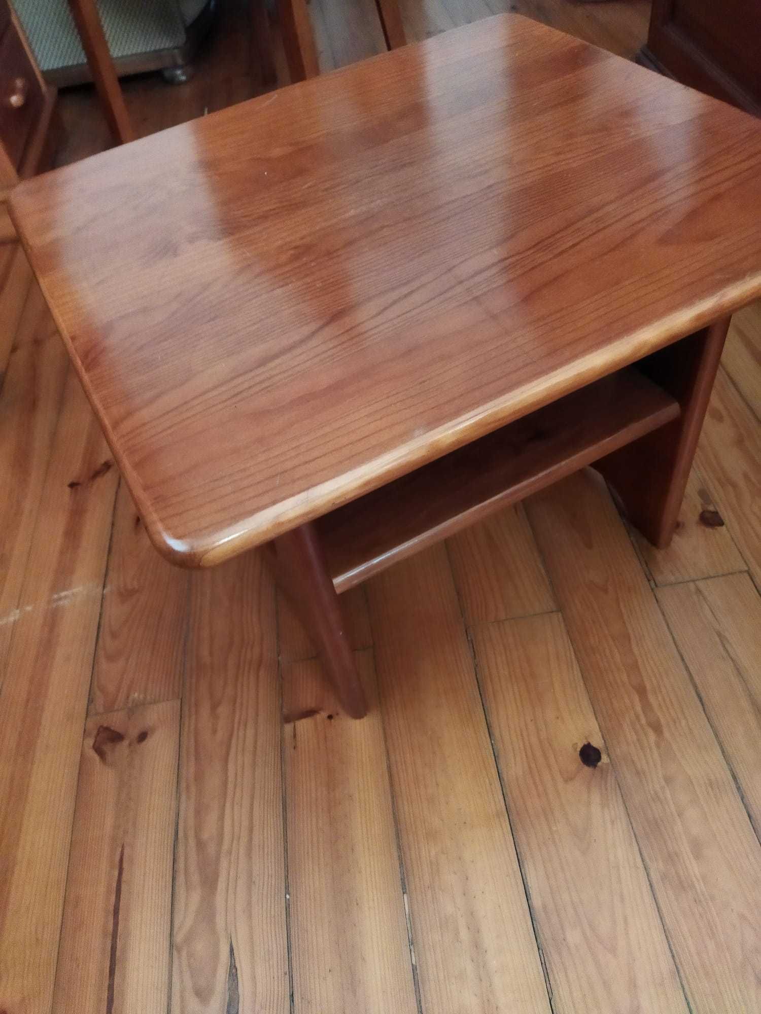 Mesa de centro em Madeira