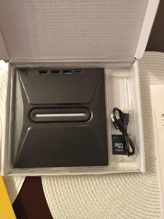 Nagrywarka CD/DVD z napędem Blu-ray.