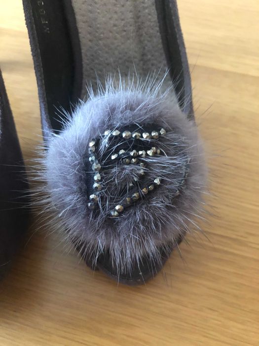 Sapatos cinzentos, base vermelha NOVOS tamanho 37