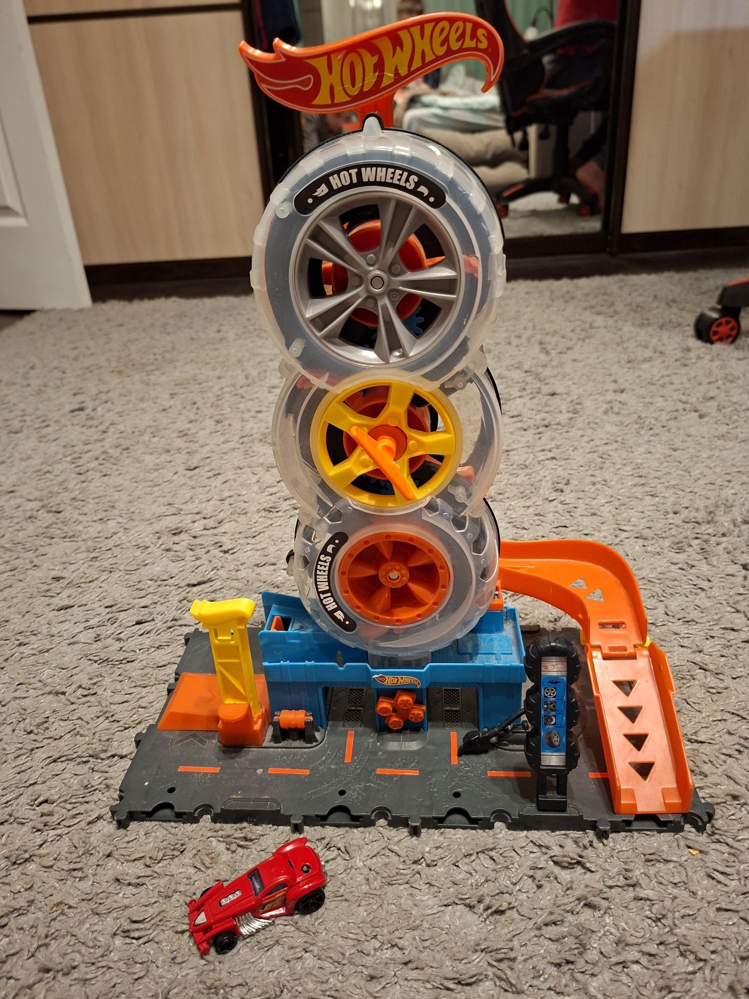 Ігровий набір Hot Wheels трек пригоди та трюки в шиномонтажній