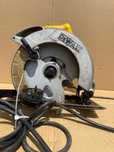 Dewalt pilarka DWE560