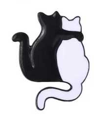 Przypinka czarno i biały kot. 2,5x2cm.