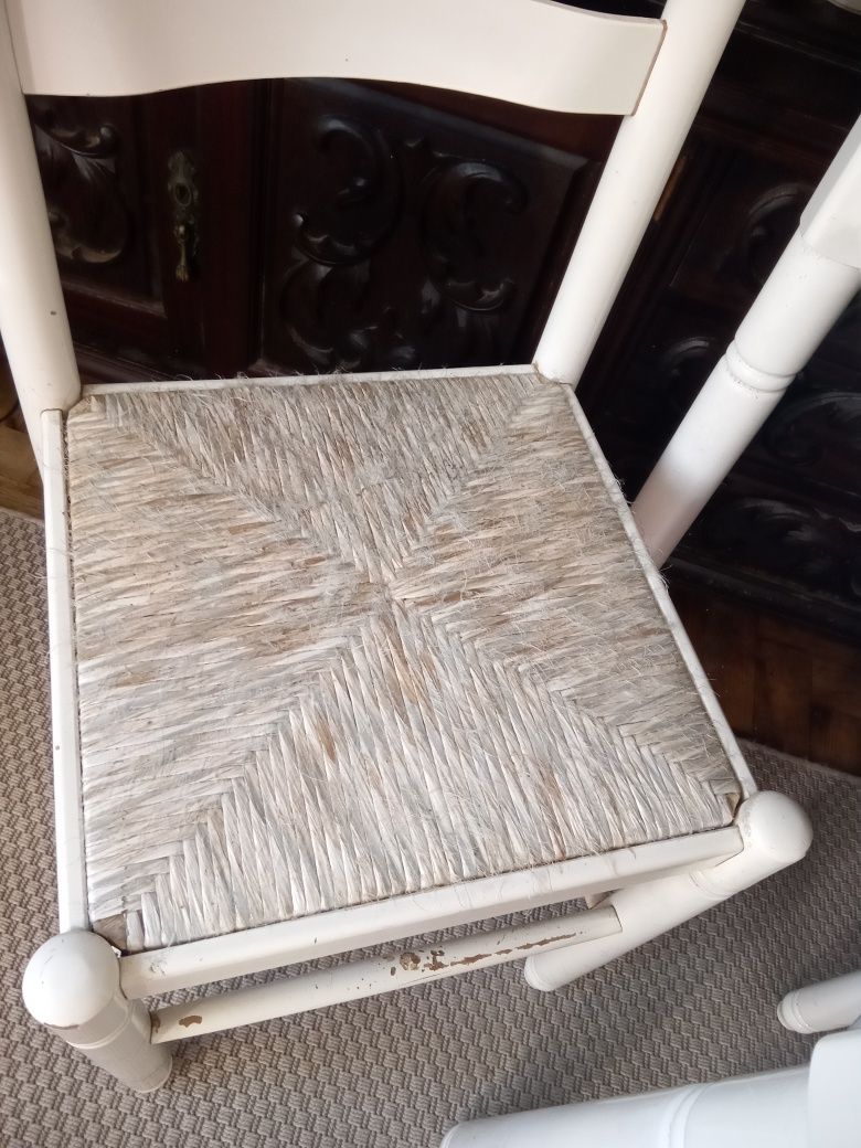 Mesa branca com/três cadeiras