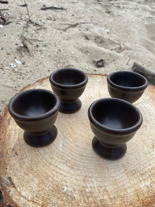 Zestaw 4 jajeczników Ceramika Bolesławiec ciemny brąz śniadanie