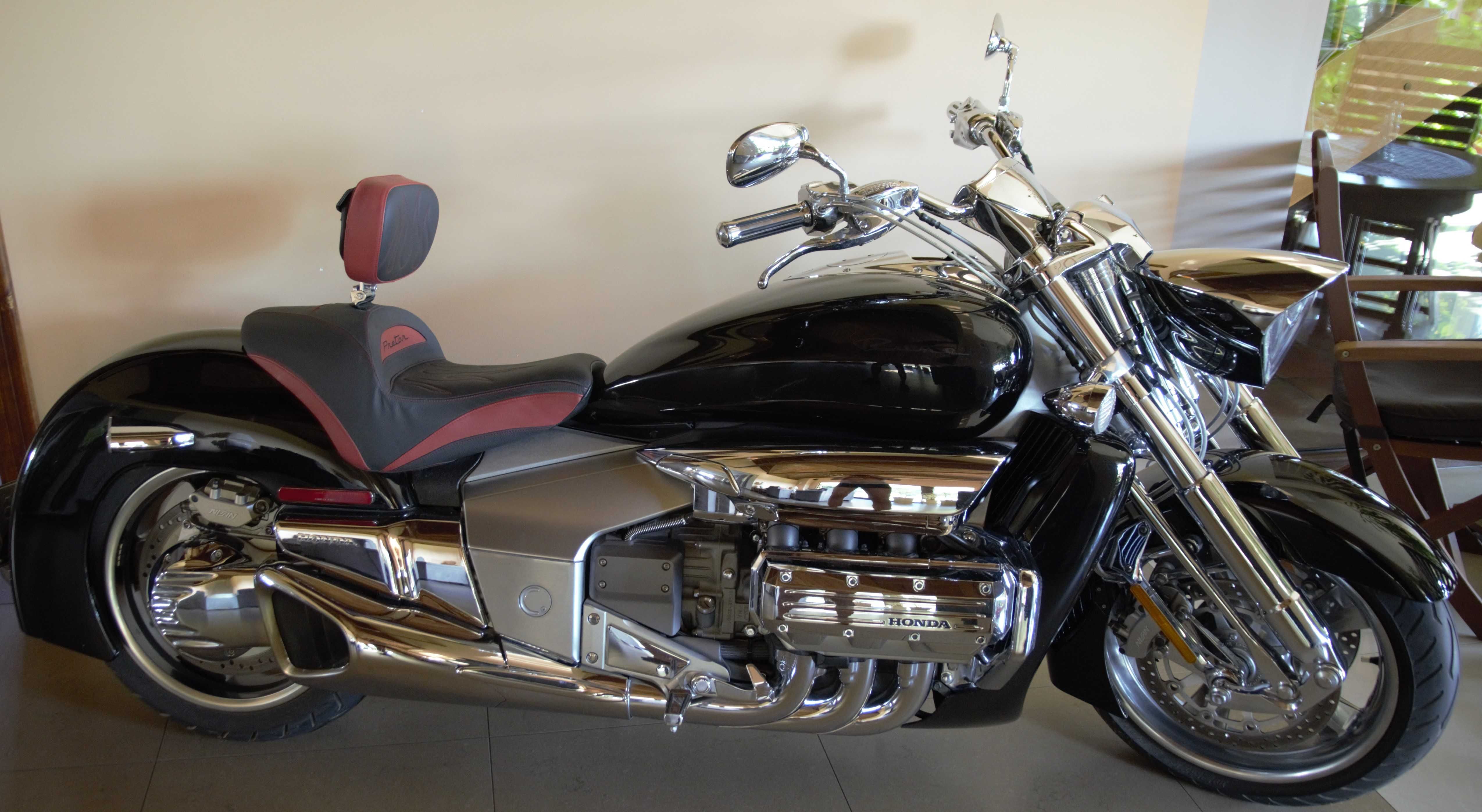Motocykl Honda RUNE