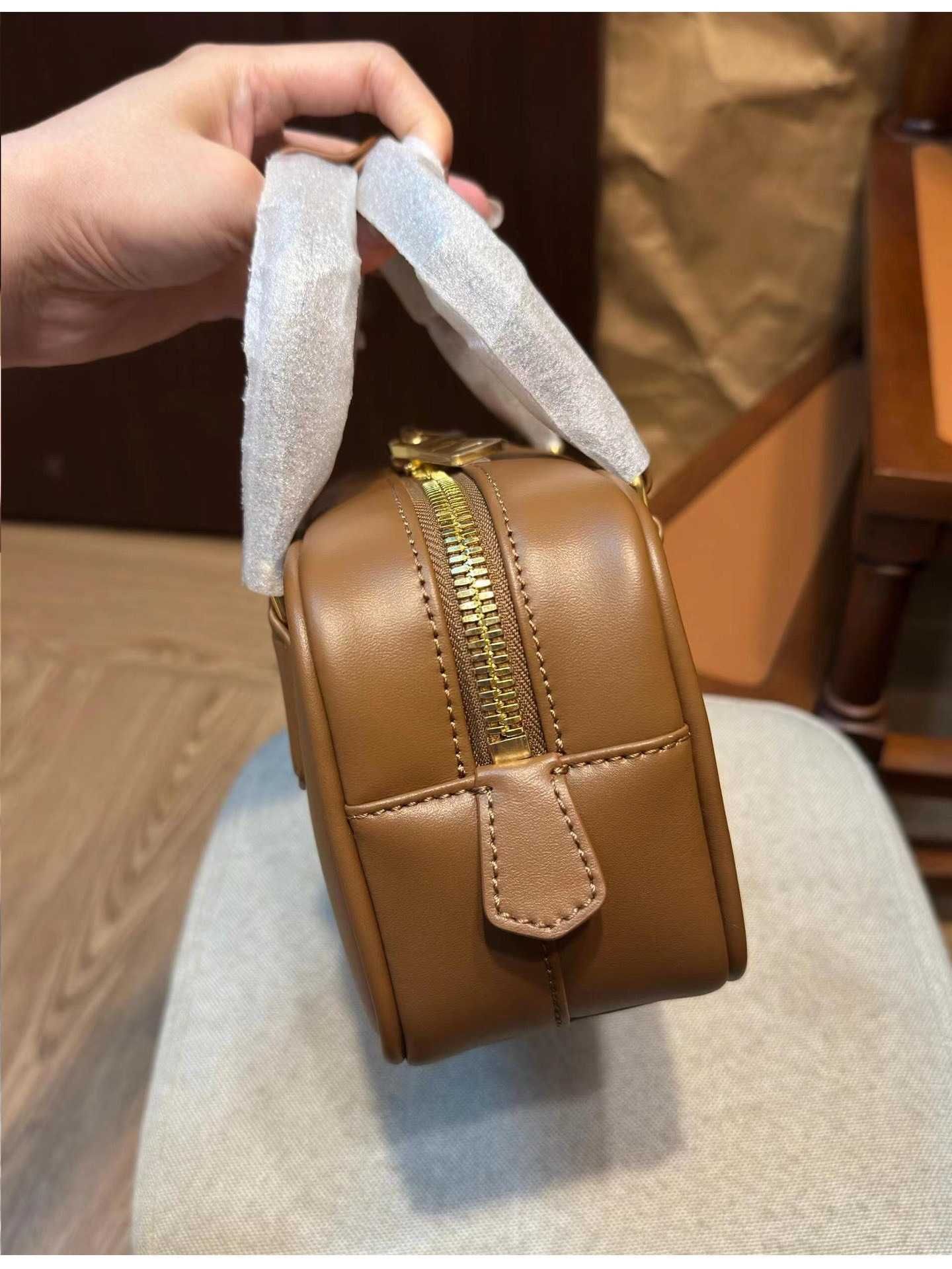 Miu Miu brązowa torba - połączenie elegancji i funkcjonalności