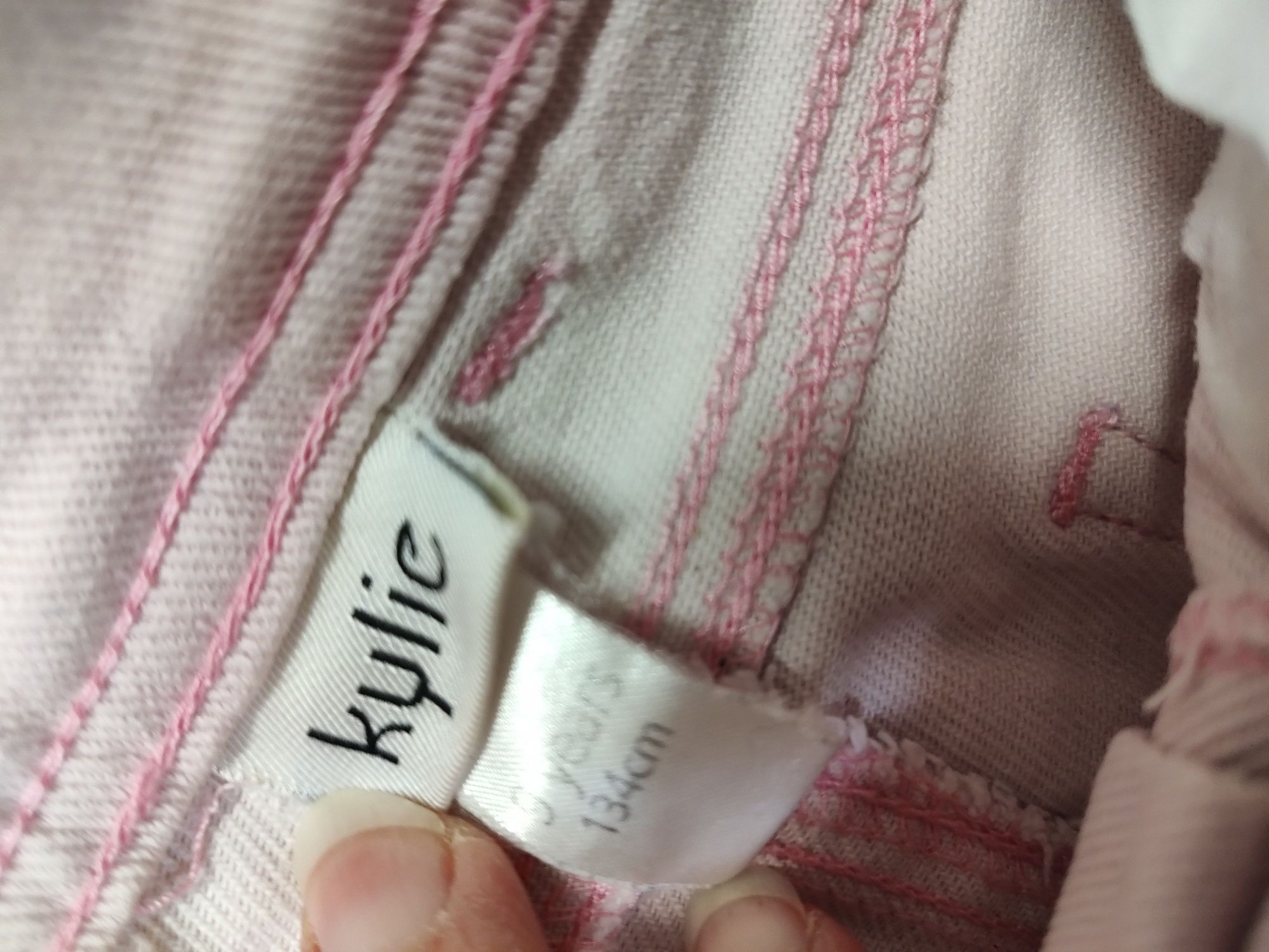 Różowe ładne krótkie spodenki jeansowe dla dziewczynki rozmiar 134

Za