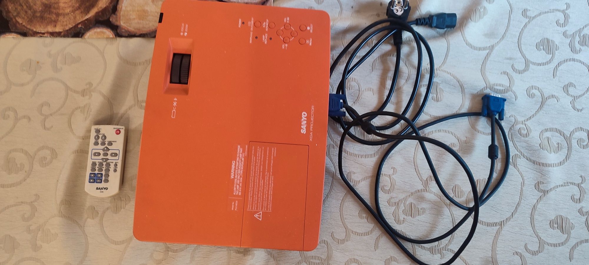 Rzutnik, projektor Sanyo PLC-XE33 mało używany 
* Kabel VGA