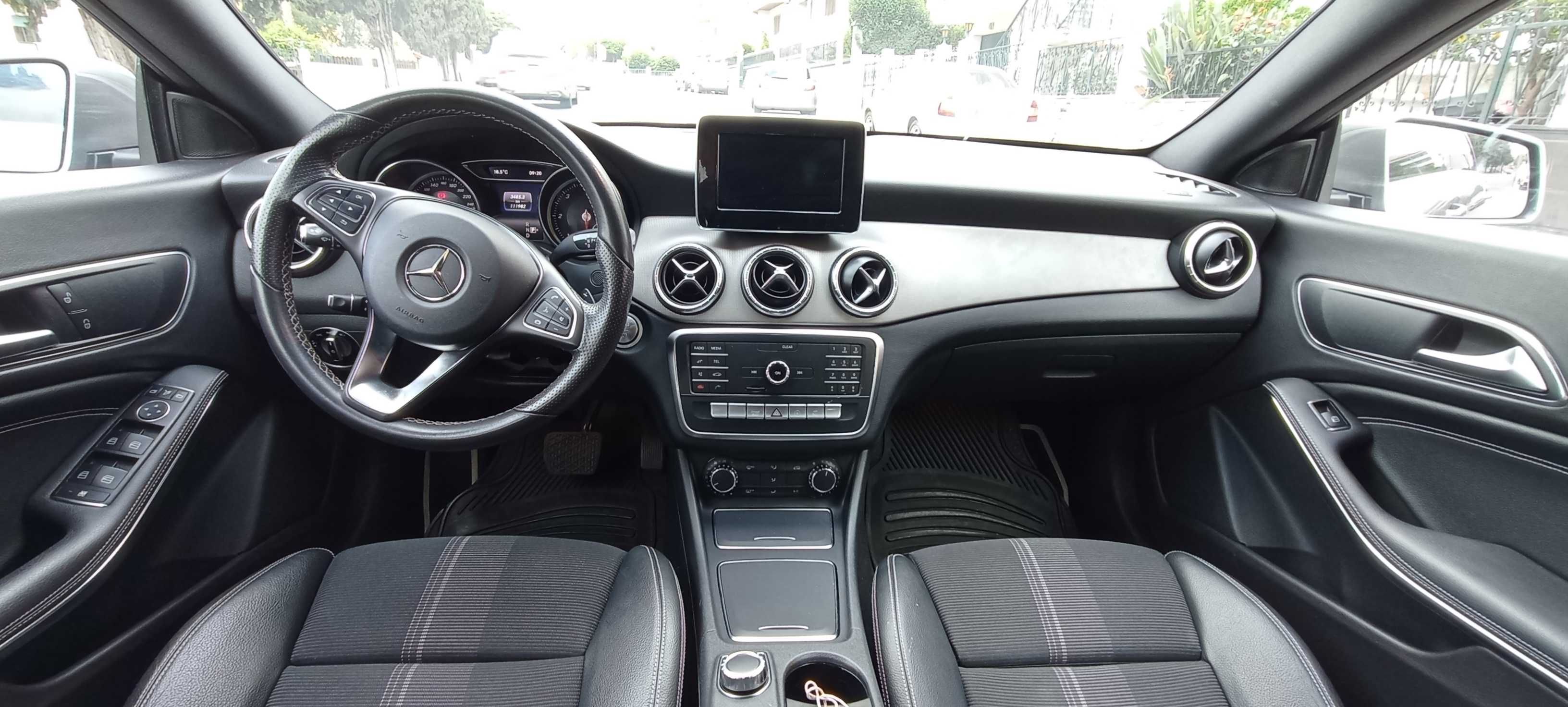 Mercedes CLA 200D com mudanças automáticas