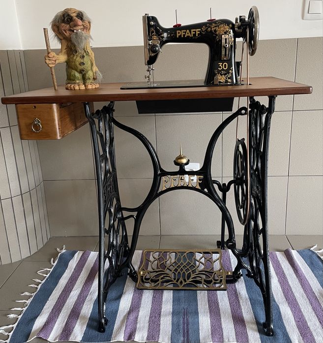 Máquina de costura PFAFF, restaurada e a coser
