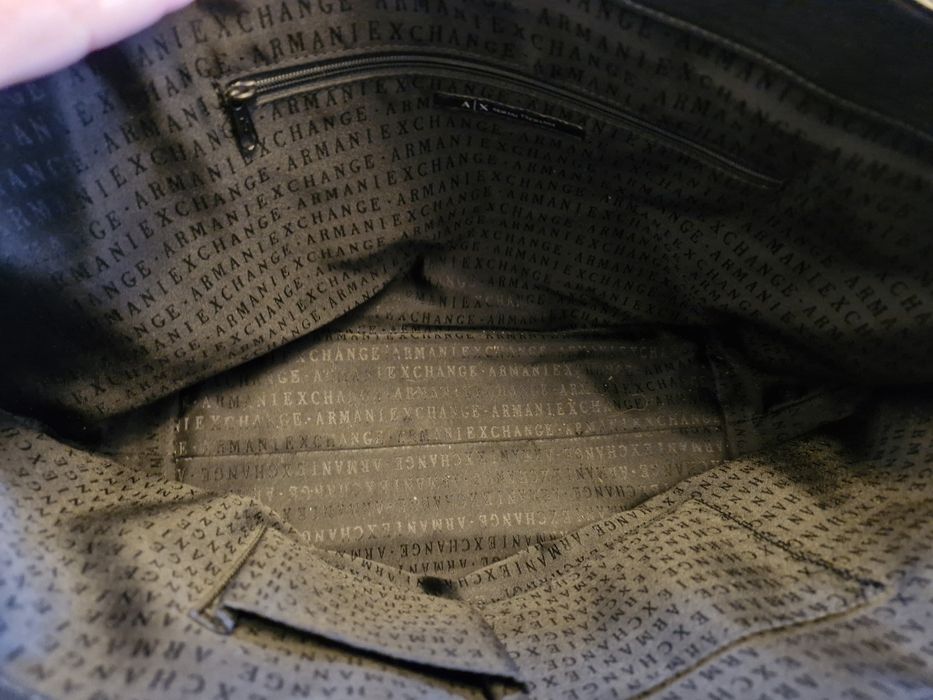 Czarna torebka Armani Exchange mieści A4