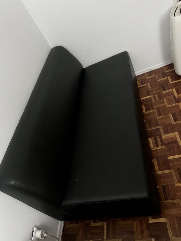 Sofa de couro preto