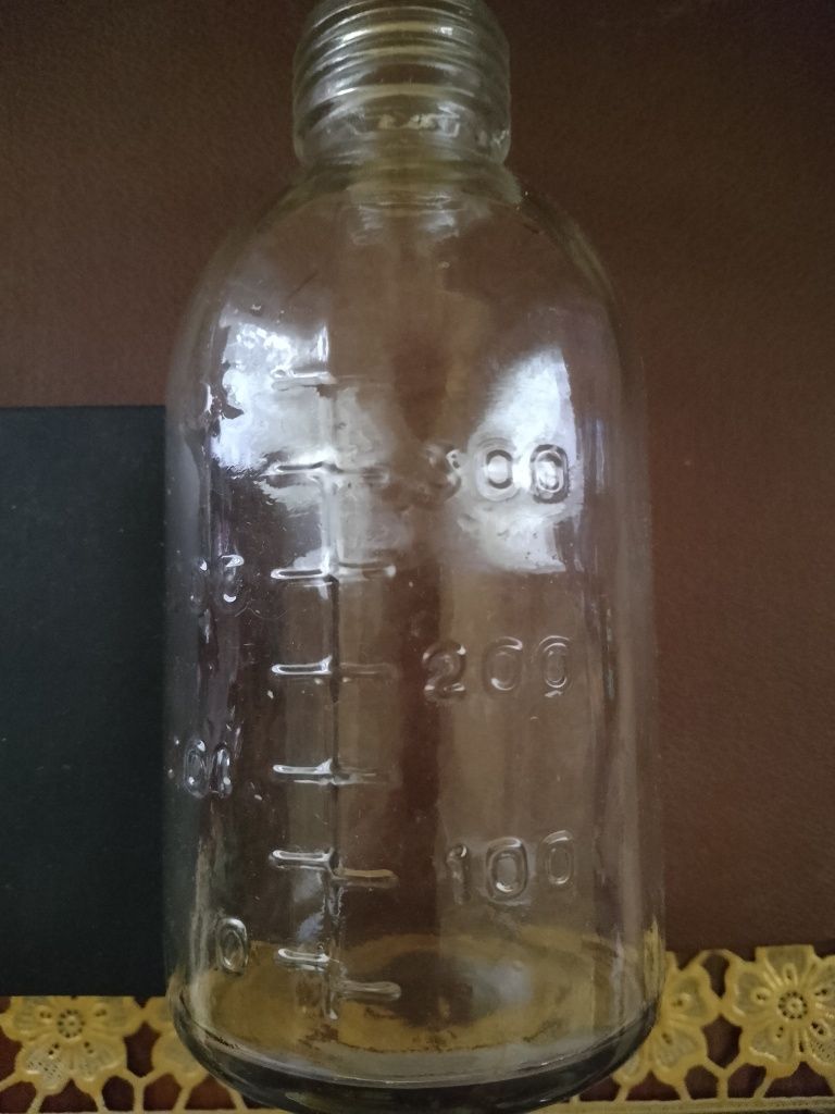 Лабораторная посуда, мерные стаканы, мерная бутылочка,