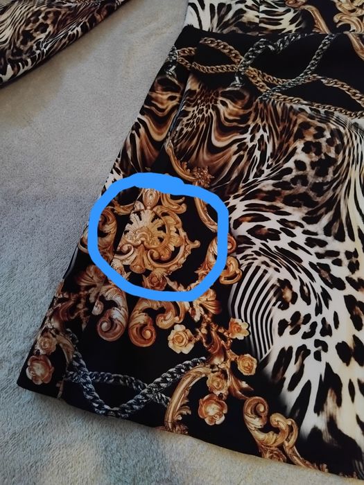 Krótka sukienka długi rękaw ornamenty panterka łańcuchy roz. ok. S