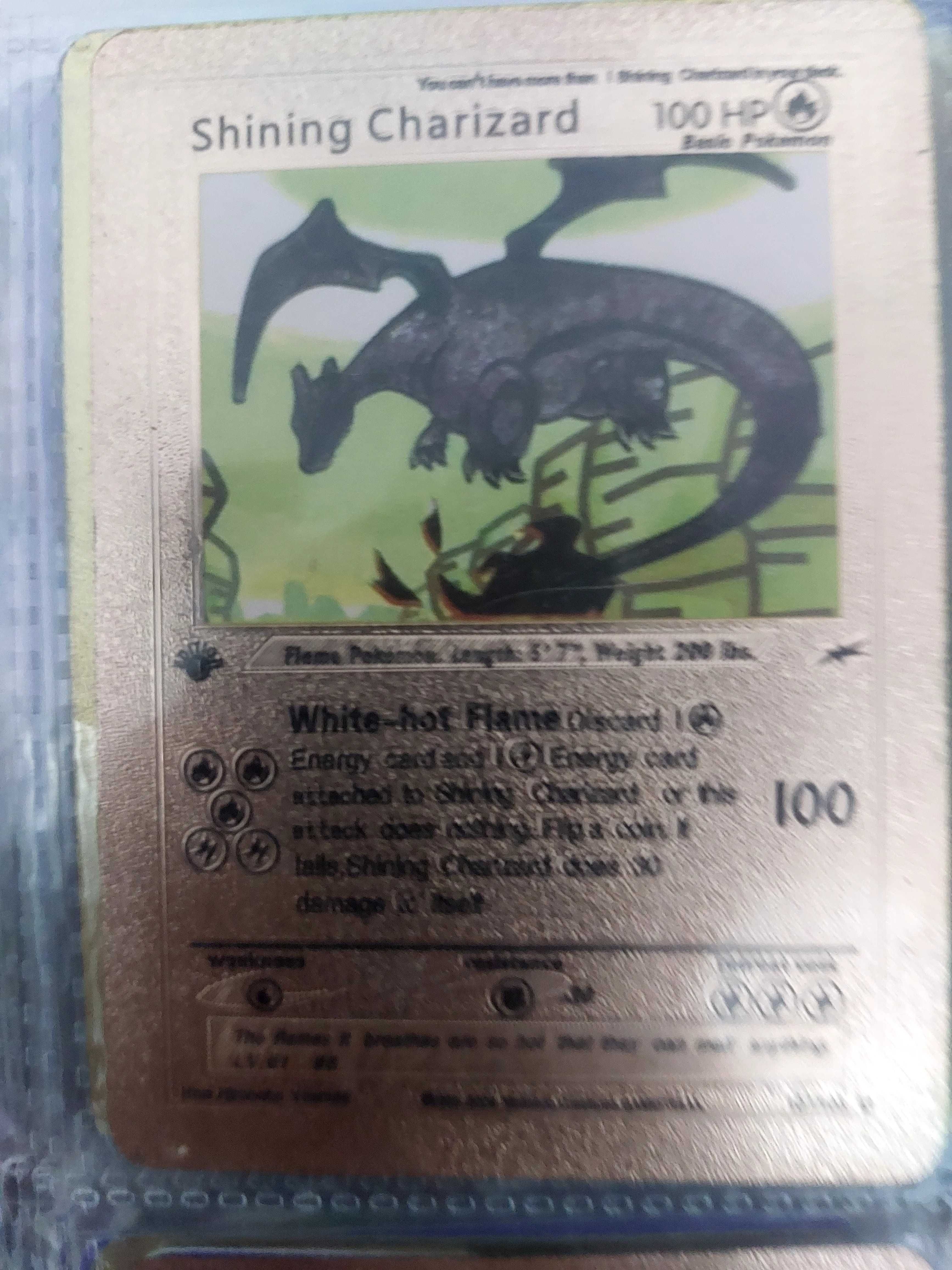 Carta Pokemone charizard.