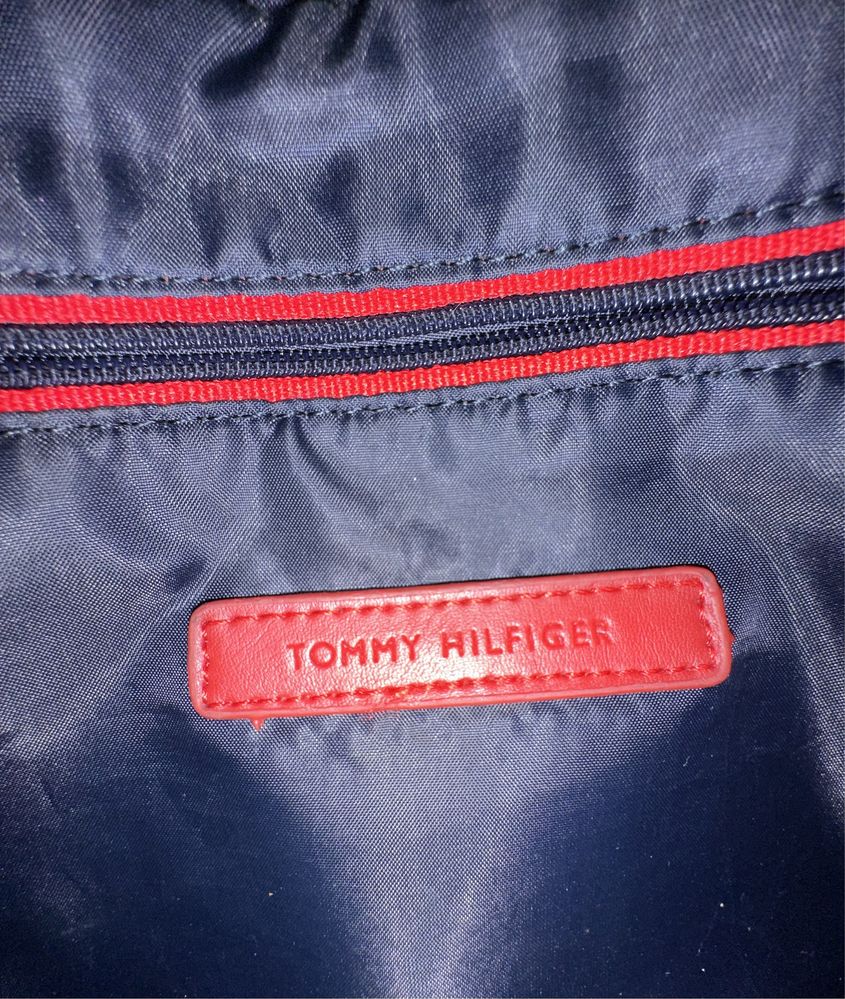 Torebka listonoszka Tommy Hilfiger czarna logo