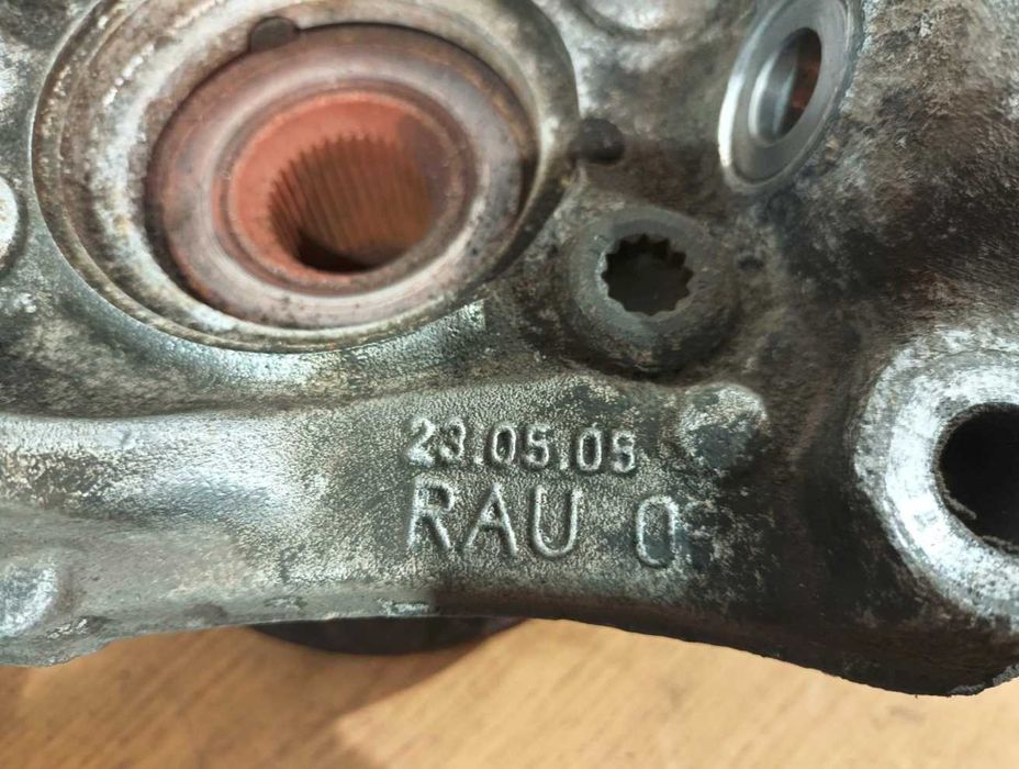 Zwrotnica piasta czujnik przód przednia prawa VW Passat CC B6 B7