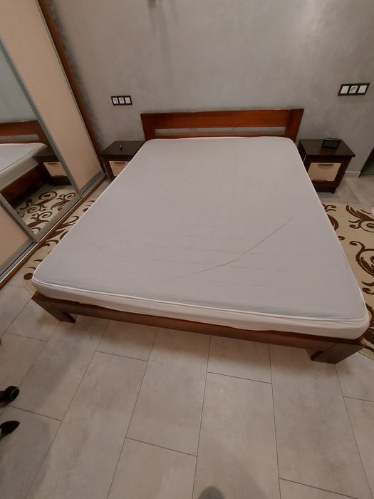 Деревянная кровать с матрацом