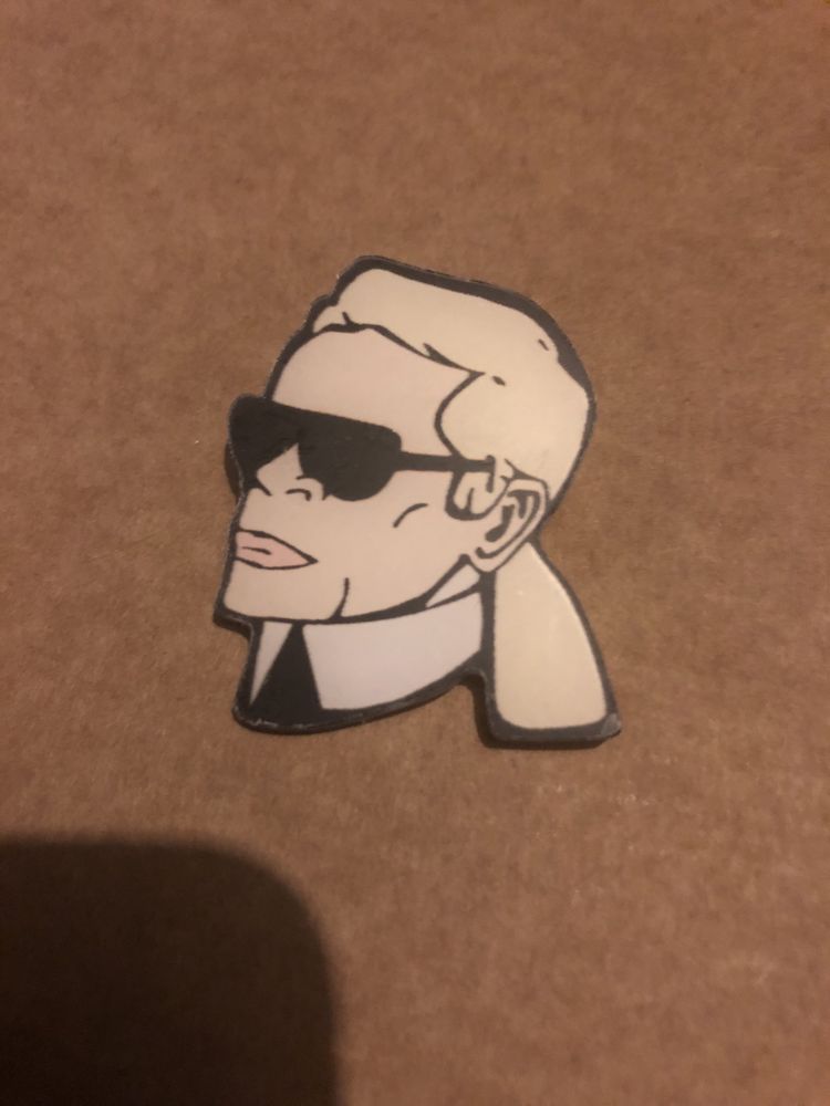 Pin / alfinete KARL LAGERDELD novo