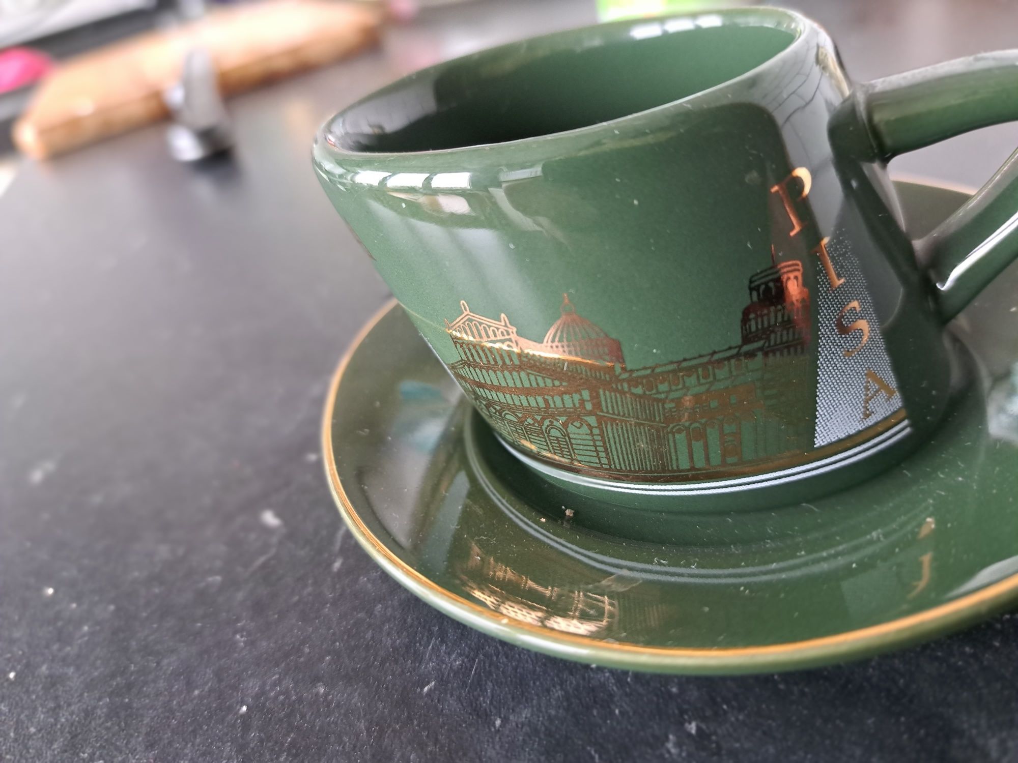 Zielona złota filiżanki italy pisa asymetryczna krzywa wieża espresso