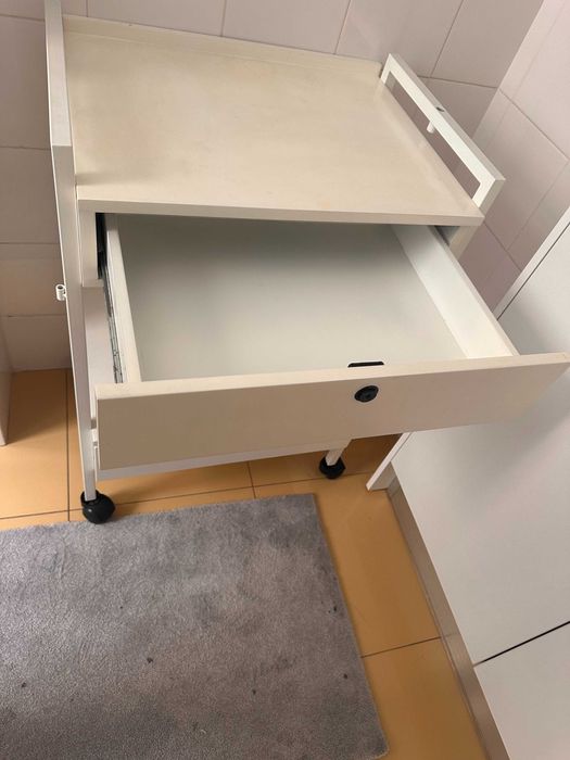 Mesa de rodas com duas gavetas