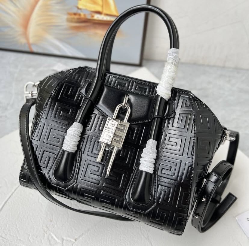 Czarna torebka firmy Givenchy