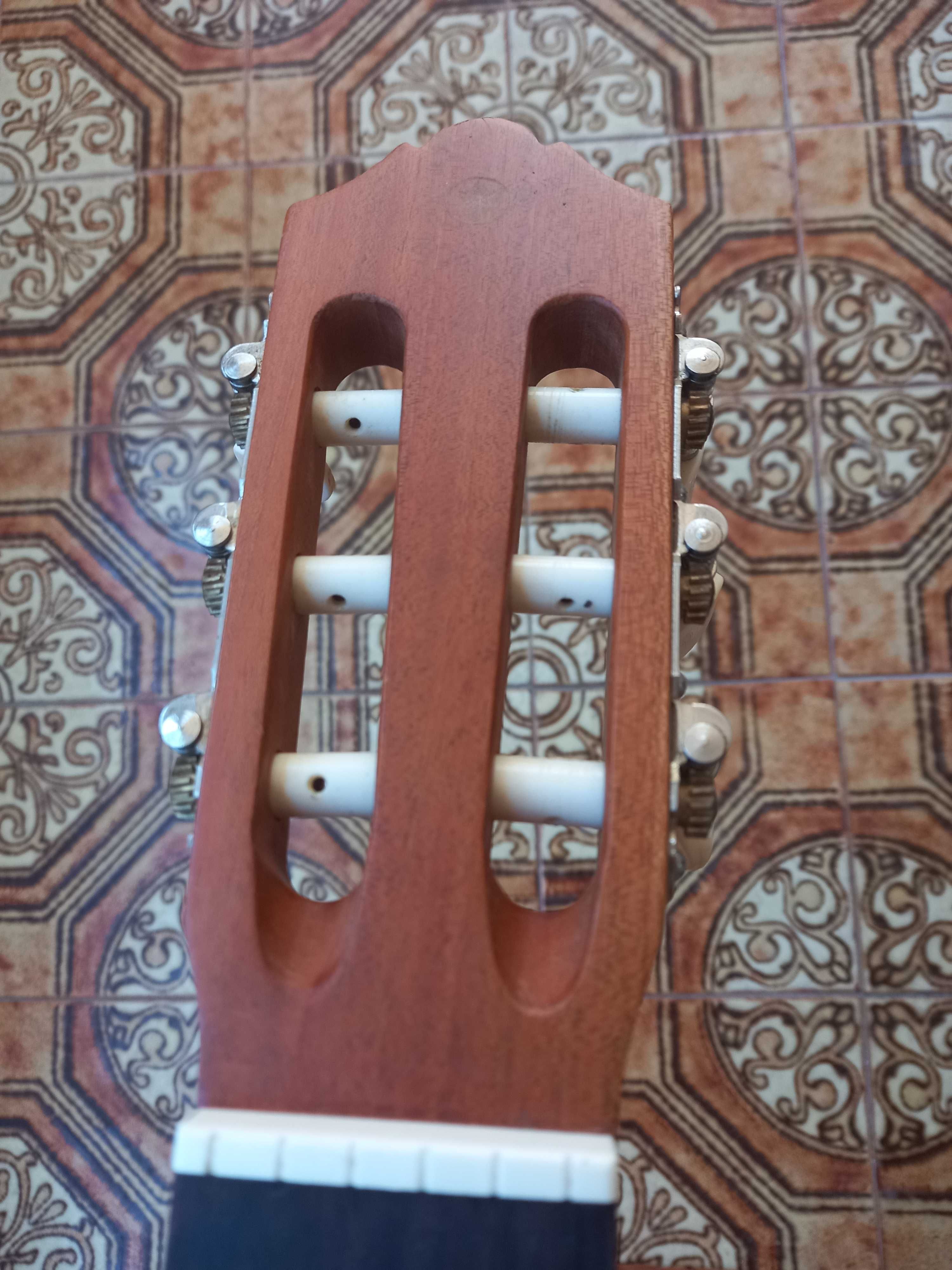 Guitarra clássica YAMAHA C40M + Cordas premium D'Addario EJ45 (novas)